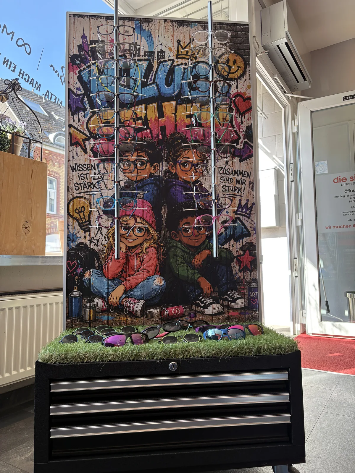 Brillendisplay mit Graffiti-Motiv am Eingang von die sichtbar