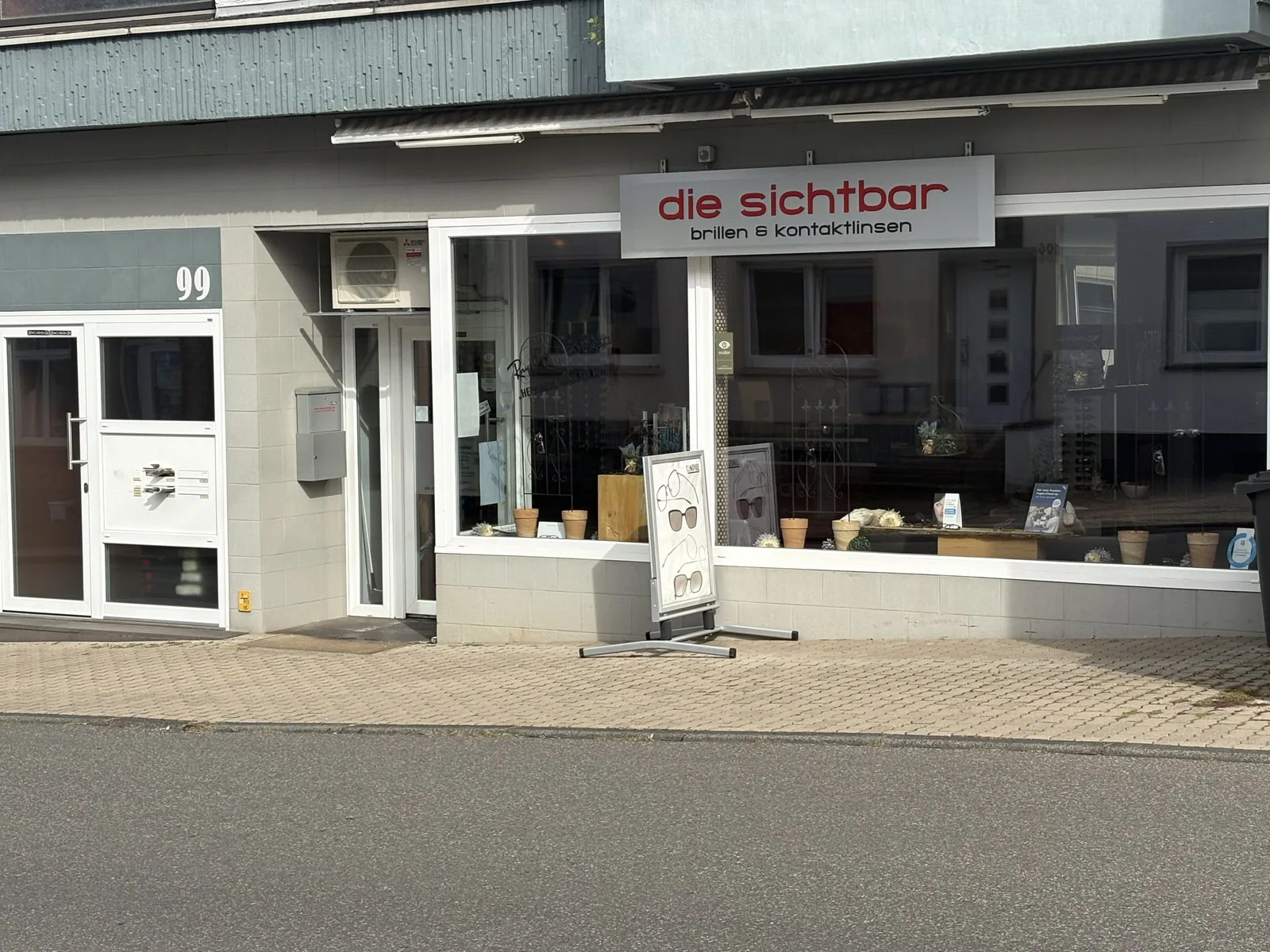 Eingang von die sichtbar rechts neben der Haustür mit der Nummer 99