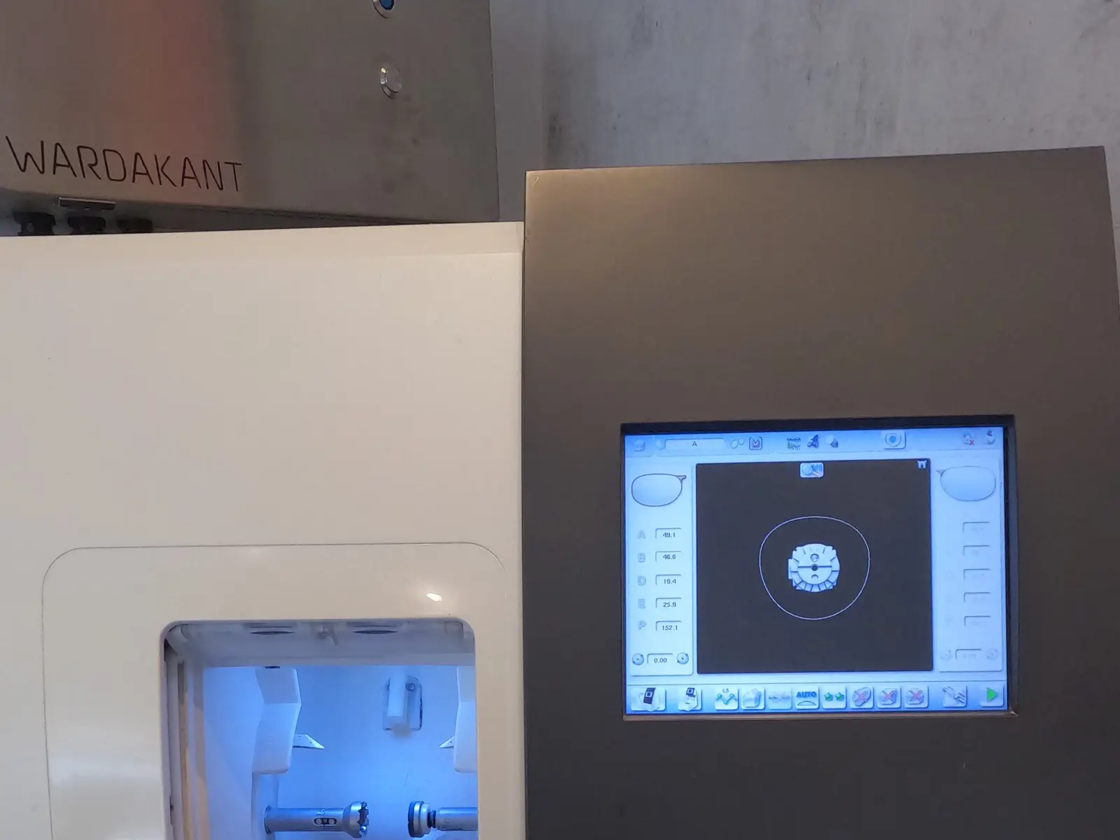Der Wasserfilter TideKlar von Wardakant über dem Schleifsystem Neksia